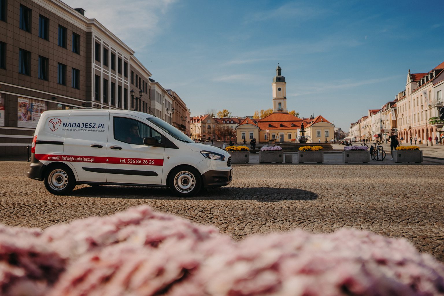 Samochód nadajesz.pl na Rynku Kościuszki w Białymstoku, w tle Ratusz